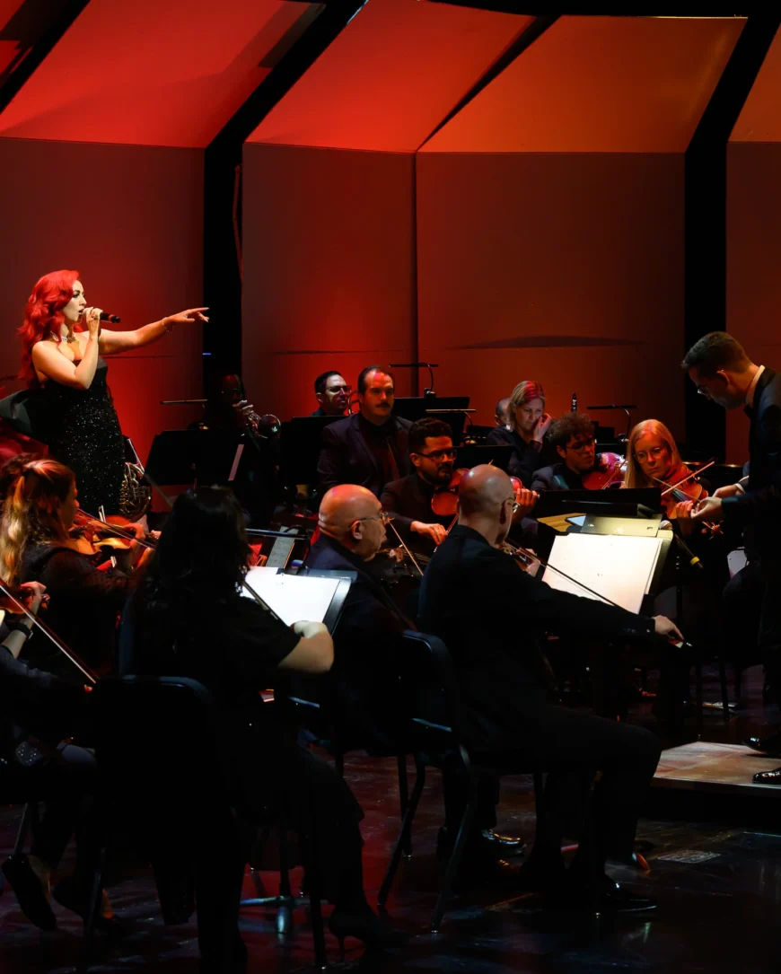 Monique Abbadie singing in the middle of the orchestra.