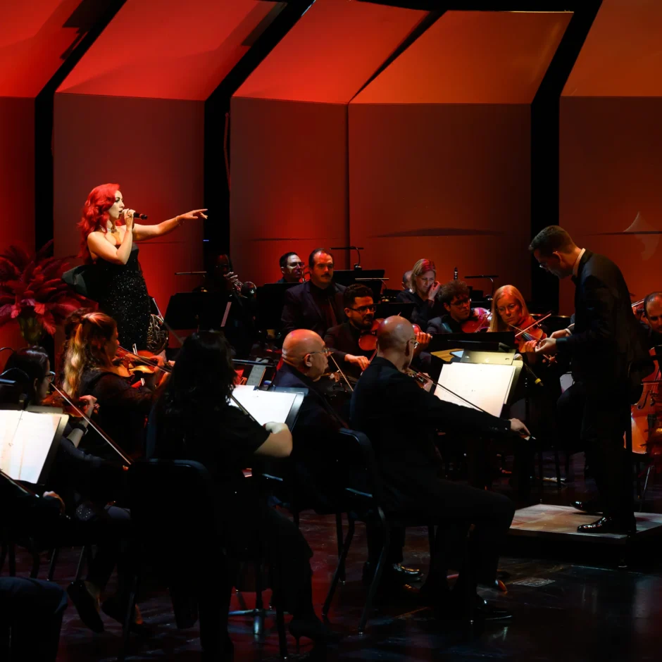 Monique Abbadie singing in the middle of the orchestra.